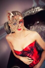 Роскошная металлическая венецианская маска-бабочка