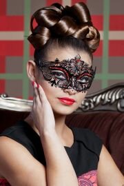 Черная металлическая венецианская маска с красными стразами