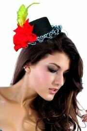 Мини-шляпка с пером и красным цветком