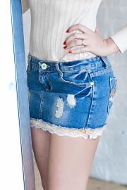 Модная джинсовая мини-юбка с кружевными оборками по краям